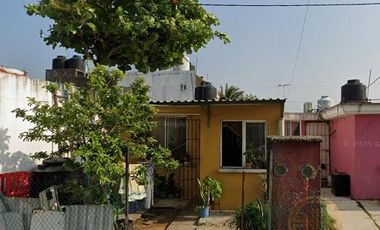 Casa en  Venta a 20 min de Aeropuerto Minatitlán y 8 min del Malecón de Veracruz.