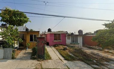 Casa en  Venta a 20 min de Aeropuerto Minatitlán y 8 min del Malecón de Veracruz.