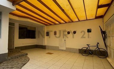 Casa de 4 Pisos + Piscina  – Las Brisas de Villa, Chorrillos