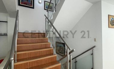 Casa de 4 Pisos + Piscina  – Las Brisas de Villa, Chorrillos