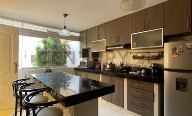 Casa de 4 Pisos + Piscina  – Las Brisas de Villa, Chorrillos