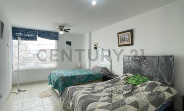 Casa de 4 Pisos + Piscina  – Las Brisas de Villa, Chorrillos