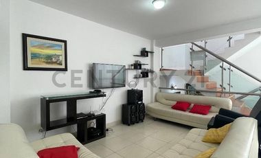Casa de 4 Pisos + Piscina  – Las Brisas de Villa, Chorrillos