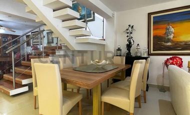 Casa de 4 Pisos + Piscina  – Las Brisas de Villa, Chorrillos