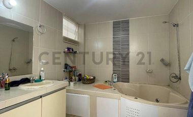 Casa de 4 Pisos + Piscina  – Las Brisas de Villa, Chorrillos