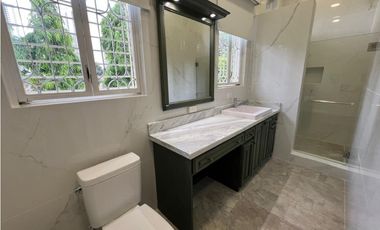 VENTA O ALQUILER CASA ALTOS DE GOLF 2550M2 MODERNA CON PISCINA MLD