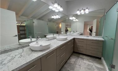 VENTA O ALQUILER CASA ALTOS DE GOLF 2550M2 MODERNA CON PISCINA MLD