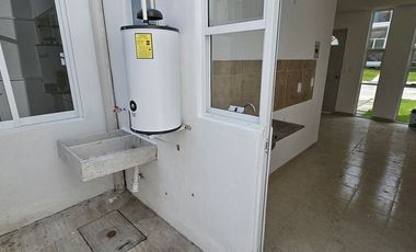 Casa con roof top en venta, en condominio con alberca, en Emiliano Zapata, Mor.