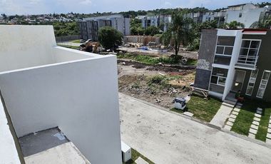 Casa con roof top en venta, en condominio con alberca, en Emiliano Zapata, Mor.