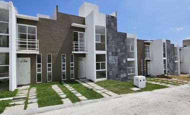 Casa con roof top en venta, en condominio con alberca, en Emiliano Zapata, Mor.