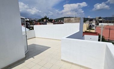 Casa con roof top en venta, en condominio con alberca, en Emiliano Zapata, Mor.