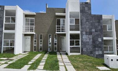 Casa con roof top en venta, en condominio con alberca, en Emiliano Zapata, Mor.