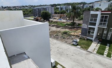 Casa con roof top en venta, en condominio con alberca, en Emiliano Zapata, Mor.