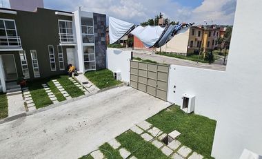 Casa con roof top en venta, en condominio con alberca, en Emiliano Zapata, Mor.