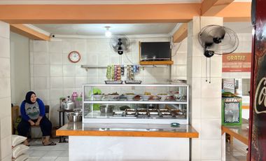 Rumah 3 Lantai Sekaligus Usaha di Pertigaan Jalan Raya Besar Ramai