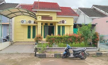 DIJUAL RUMAH KOMPLEK BANDARA RESIDENCE PALEMBANG – Free AC Tiap Kamar