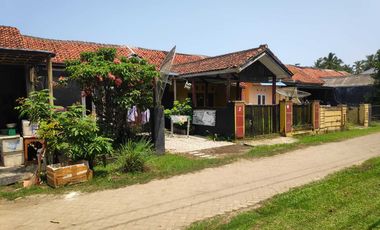 Rumah Pinggir Jalan Raya Dekat PLTU Labuan