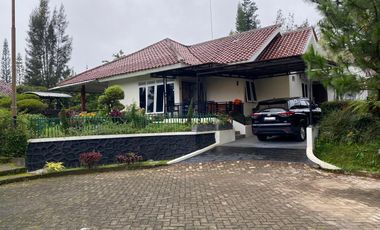 Villa cantik 4 kamar di kota bunga cipanas dekat kolam renang