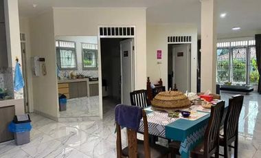 Villa cantik 4 kamar di kota bunga cipanas dekat kolam renang