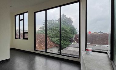 Rumah bisa untuk kantor di timur kampus UPN