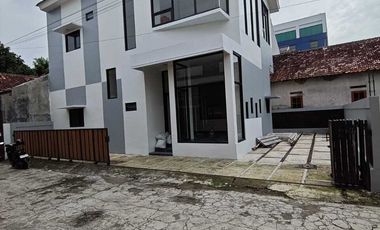 Rumah bisa untuk kantor di timur kampus UPN