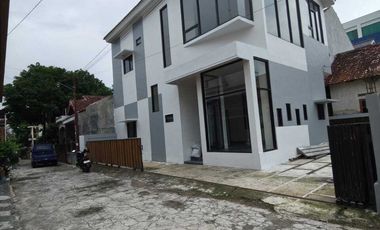 Rumah bisa untuk kantor di timur kampus UPN