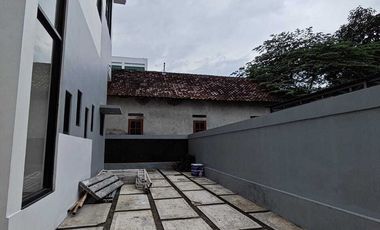 Rumah bisa untuk kantor di timur kampus UPN