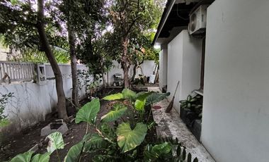 Rumah Luas Tepi Jalan Raya di Manahan Solo (YA)