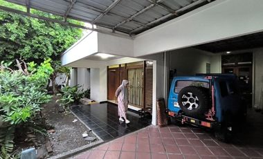 Rumah Luas Tepi Jalan Raya di Manahan Solo (YA)