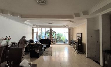 Rumah Luas Tepi Jalan Raya di Manahan Solo (YA)