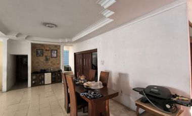 Rumah Luas Tepi Jalan Raya di Manahan Solo (YA)