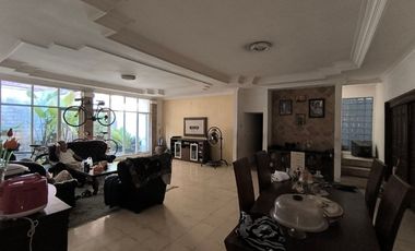 Rumah Luas Tepi Jalan Raya di Manahan Solo (YA)