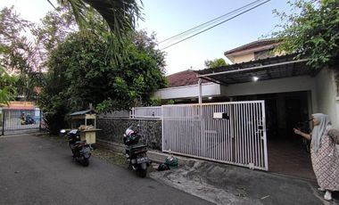 Rumah Luas Tepi Jalan Raya di Manahan Solo (YA)