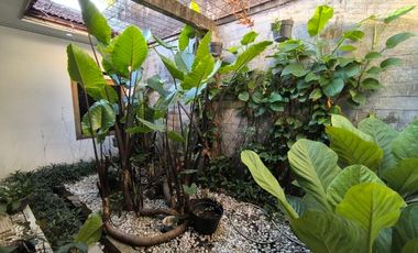 Rumah Luas Tepi Jalan Raya di Manahan Solo (YA)