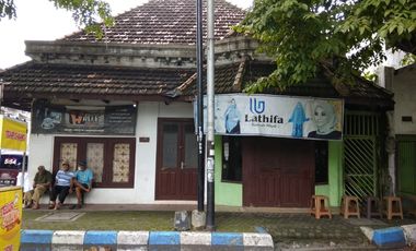 Dijual Cepat Rumah Hiung Tanah Siap Huni Model Lama saja Lokasi Hadap Jalan Raya Cocok Untuk Bisnis Komersil dan Usaha