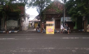 Dijual Cepat Rumah Hiung Tanah Siap Huni Model Lama saja Lokasi Hadap Jalan Raya Cocok Untuk Bisnis Komersil dan Usaha