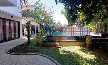 FOR SALE VILLA CANTIK DENGAN TAMAN INDAH DEKAT GERBANG TOL NUSA DUA