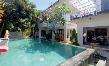 FOR SALE VILLA CANTIK DENGAN TAMAN INDAH DEKAT GERBANG TOL NUSA DUA