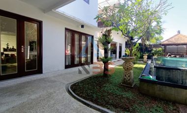 FOR SALE VILLA CANTIK DENGAN TAMAN INDAH DEKAT GERBANG TOL NUSA DUA