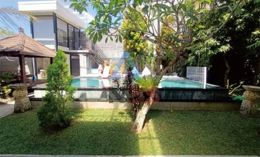 FOR SALE VILLA CANTIK DENGAN TAMAN INDAH DEKAT GERBANG TOL NUSA DUA