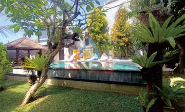 FOR SALE VILLA CANTIK DENGAN TAMAN INDAH DEKAT GERBANG TOL NUSA DUA
