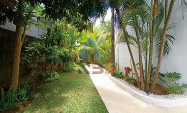 FOR SALE VILLA CANTIK DENGAN TAMAN INDAH DEKAT GERBANG TOL NUSA DUA