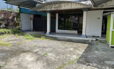Rumah klasik di gunung belah