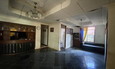 Rumah klasik di gunung belah