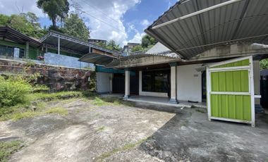 Rumah klasik di gunung belah