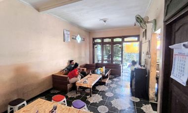 DIJUAL CEPAT Rumah & Ruang Usaha Warung makan di Lingk Ramai Kartasura