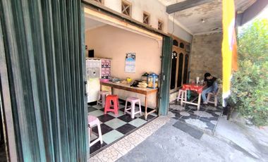 DIJUAL CEPAT Rumah & Ruang Usaha Warung makan di Lingk Ramai Kartasura