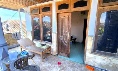 DIJUAL CEPAT Rumah & Ruang Usaha Warung makan di Lingk Ramai Kartasura