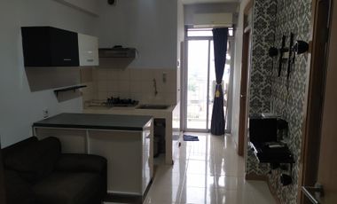 DISEWAKAN APARTEMEN GREEN PALM, TYPE 2 BEDROOM, DEKAT GREEN LAKE, PURI