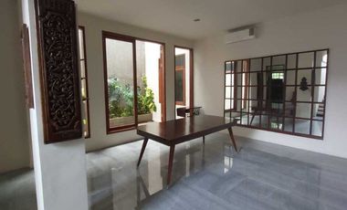 FOR RENT RUMAH SIAP HUNI DI SENOPATI KEBAYORAN BARU JAKARTA SELATAN